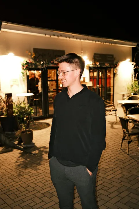 Abends draußen vor dem Büro